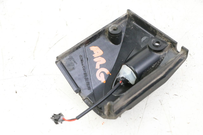 photo de CLIGNOTANT ARRIERE GAUCHE KUKIRIN G2 MASTER 1 - Gros plan technique