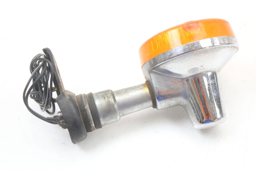 photo de CLIGNOTANT ARRIERE GAUCHE SUZUKI GN 125 (1997 - 2000) - Autre angle de vue