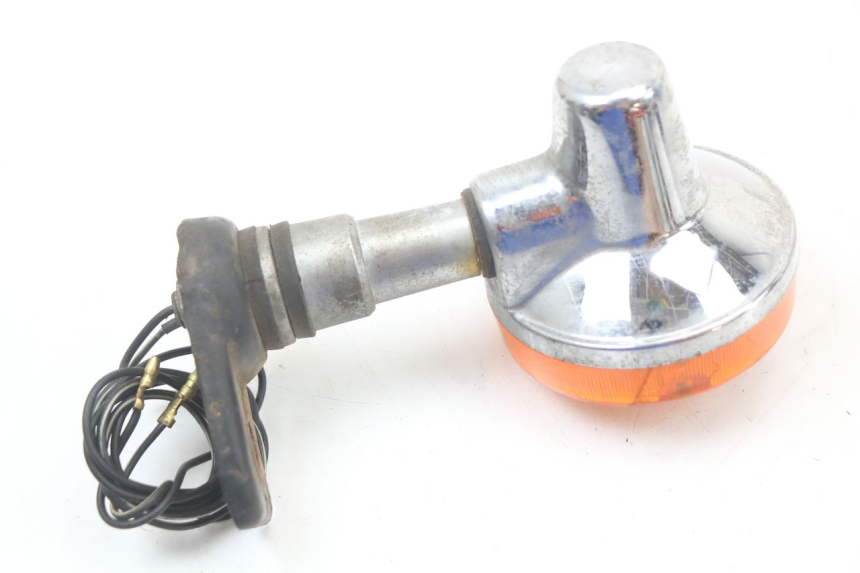 photo de CLIGNOTANT ARRIERE GAUCHE SUZUKI GN 125 (1997 - 2000) - Gros plan technique