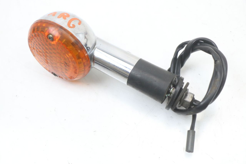 photo de CLIGNOTANT ARRIERE GAUCHE SUZUKI GZ MARAUDER 125 (1998 - 2004) - Zoom état d’usage