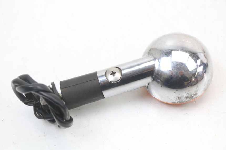 photo de CLIGNOTANT ARRIERE GAUCHE SUZUKI GZ MARAUDER 125 (1998 - 2004) - Gros plan technique