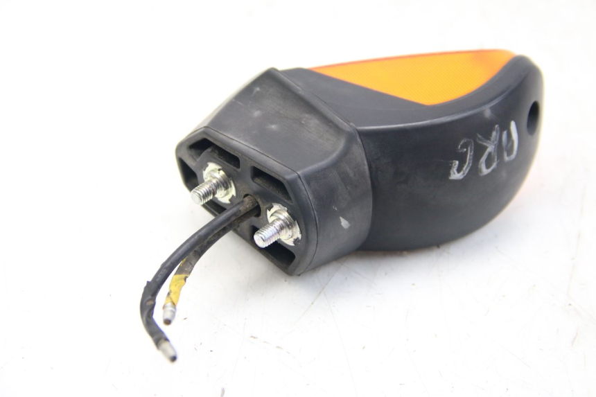 photo de CLIGNOTANT ARRIERE GAUCHE YAMAHA HW XENTER 125 (2011 - 2017) - Autre angle de vue