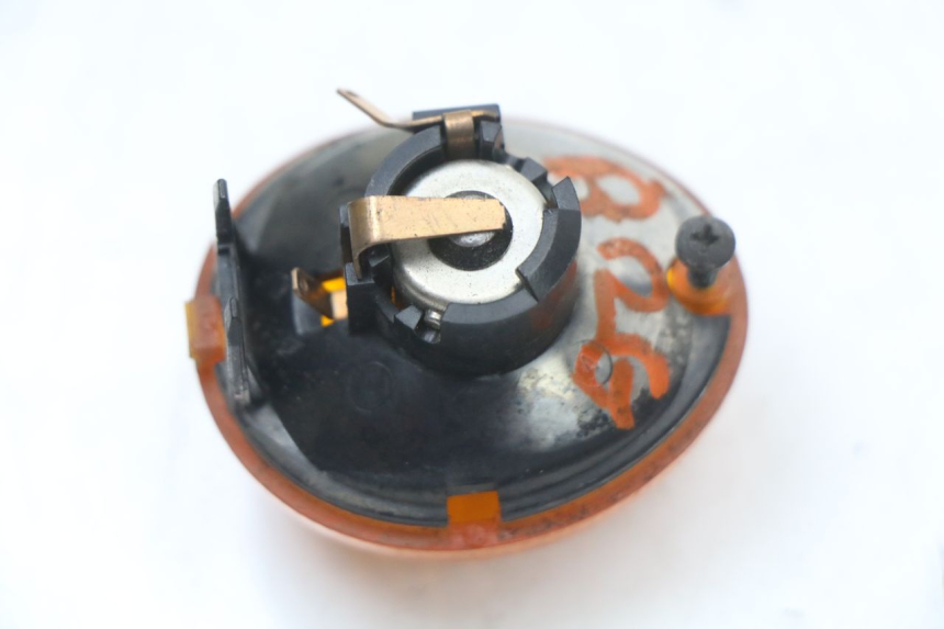 photo de CLIGNOTANT ARRIERE GAUCHE RENAULT KOURANOS 125 (2001 - 2004) - Gros plan technique