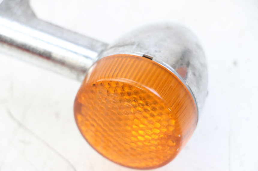 photo de CLIGNOTANT ARRIERE GAUCHE YAMAHA WHY 50 (1998 - 2000) - Autre angle de vue