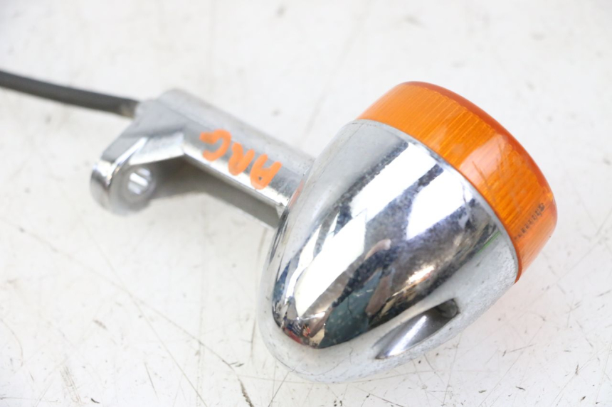 photo de CLIGNOTANT ARRIERE GAUCHE YAMAHA WHY 50 (1998 - 2000) - Points de fixation