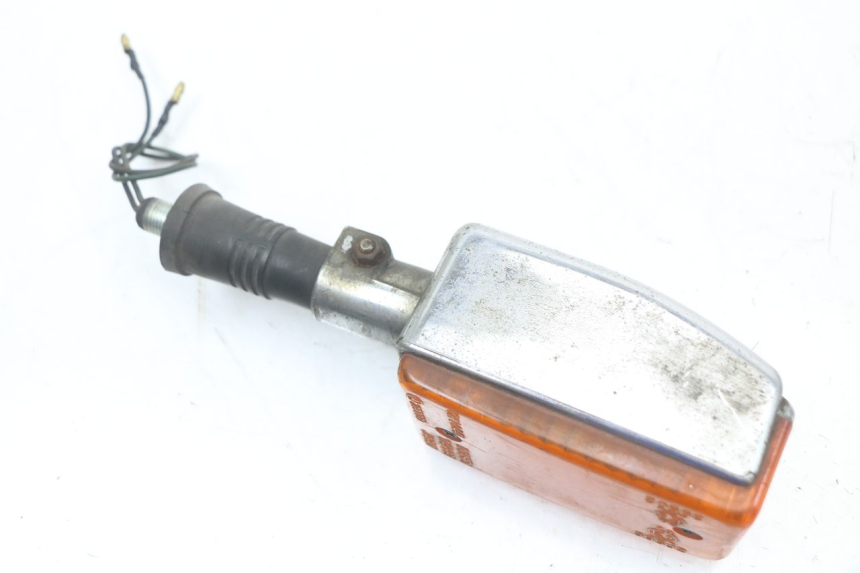 photo de CLIGNOTANT ARRIERE GAUCHE YAMAHA XJ F 900 (1983 - 1994) - Gros plan technique