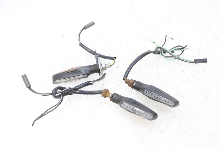 photo de CLIGNOTANT ARRIERE SUZUKI GSR 750 (2011 - 2017) - Vue principale