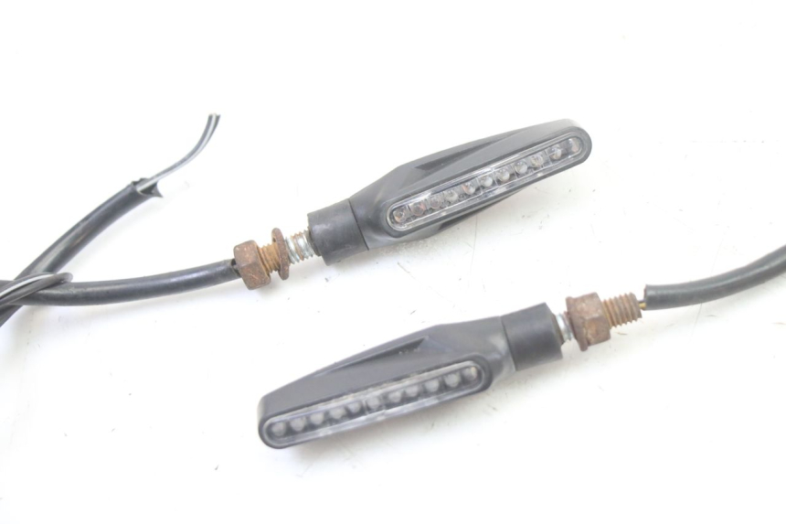 photo de CLIGNOTANT ARRIERE SUZUKI GSR 750 (2011 - 2017) - Autre angle de vue