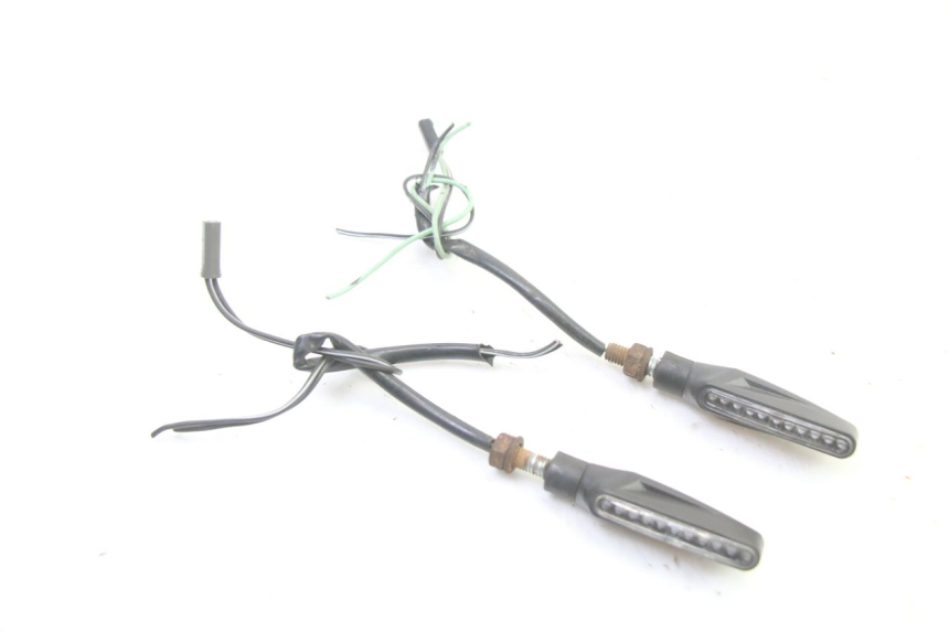 photo de CLIGNOTANT ARRIERE SUZUKI GSR 750 (2011 - 2017) - Gros plan technique