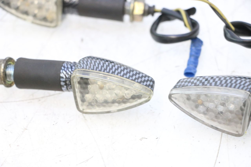 photo de CLIGNOTANT ARRIERE PEUGEOT LUDIX SNAKE 2T 50 (2004 - 2014) - Points de fixation