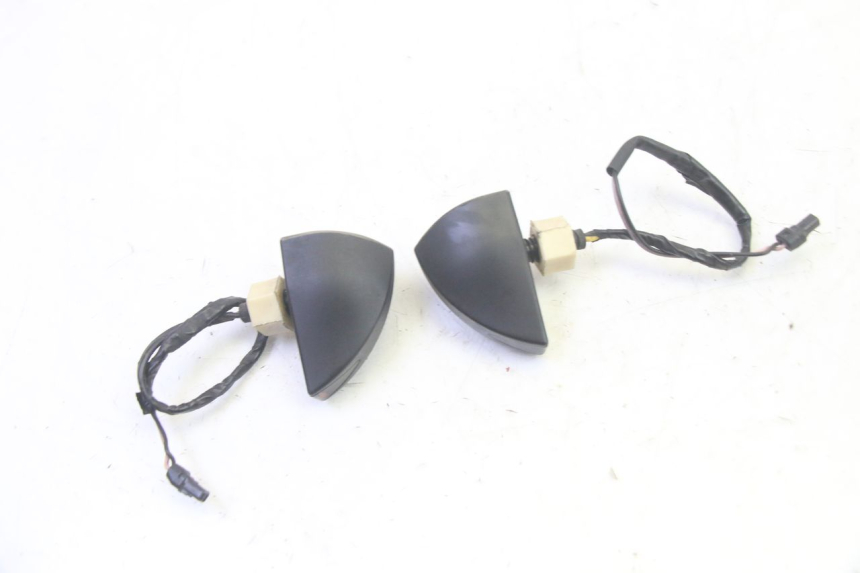 photo de CLIGNOTANT ARRIERE PIAGGIO MP3 RL 250 (2006 - 2010) - Gros plan technique