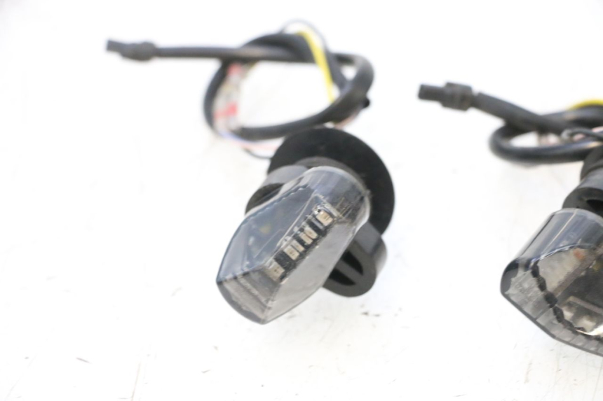 photo de CLIGNOTANT ARRIERE PIAGGIO MP3 RL 250 (2006 - 2010) - Points de fixation