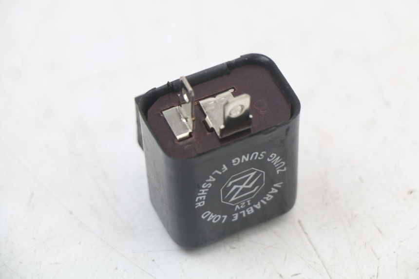 photo de CLIGNOTANT ARRIERE SUZUKI GS F 500 (2004 - 2007) - Autre angle de vue