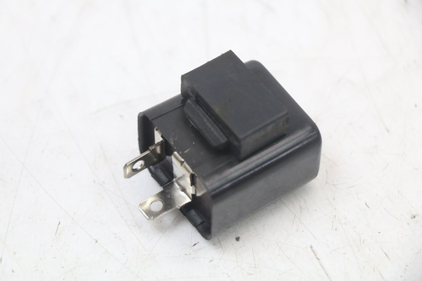 photo de CLIGNOTANT ARRIERE SUZUKI GS F 500 (2004 - 2007) - Gros plan technique