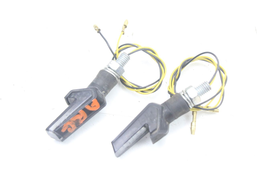 photo de CLIGNOTANT ARRIERE YAMAHA FZS FAZER 600 (2001 - 2003) - Autre angle de vue