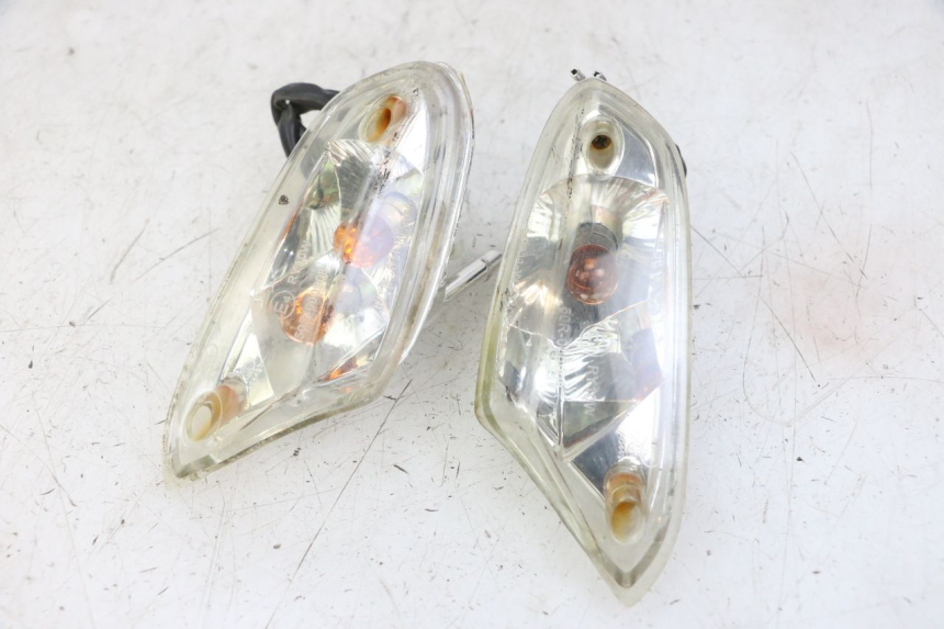 photo de CLIGNOTANT AVANT KYMCO AGILITY 4T 50 (2018 - 2022) - Gros plan technique