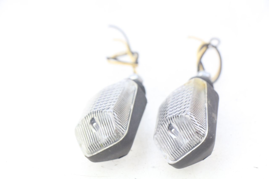 photo de CLIGNOTANT AVANT HONDA CB 500 (1997 - 2003) - Gros plan technique