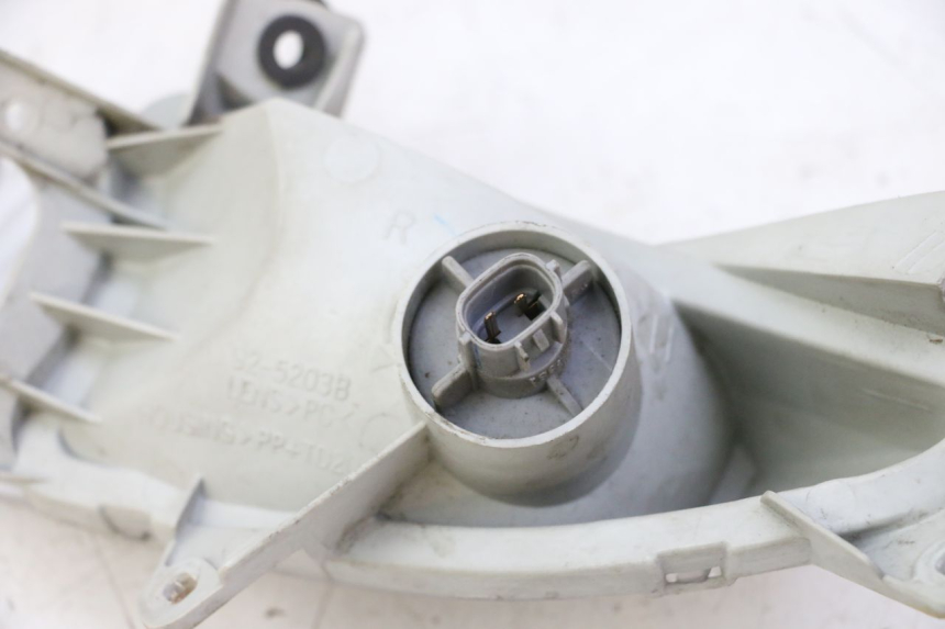 photo de CLIGNOTANT AVANT DROIT SUZUKI BURGMAN 125 (2007 - 2014) - Gros plan technique