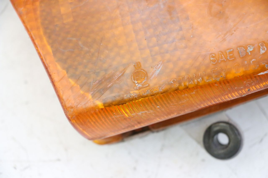 photo de CLIGNOTANT AVANT DROIT HONDA CBR F SC25 1000 (1989 - 1992) - Détails caractéristiques