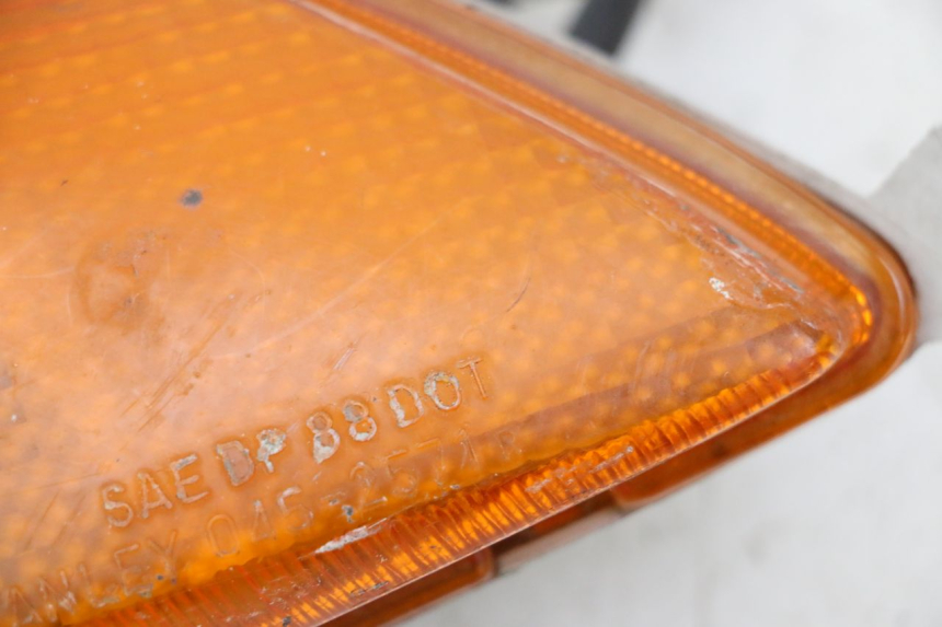 photo de CLIGNOTANT AVANT DROIT HONDA CBR F SC25 1000 (1989 - 1992) - Zoom composants