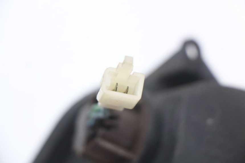 photo de CLIGNOTANT AVANT DROIT HONDA FES PANTHEON 2T 125 (1998 - 2002) - Gros plan technique