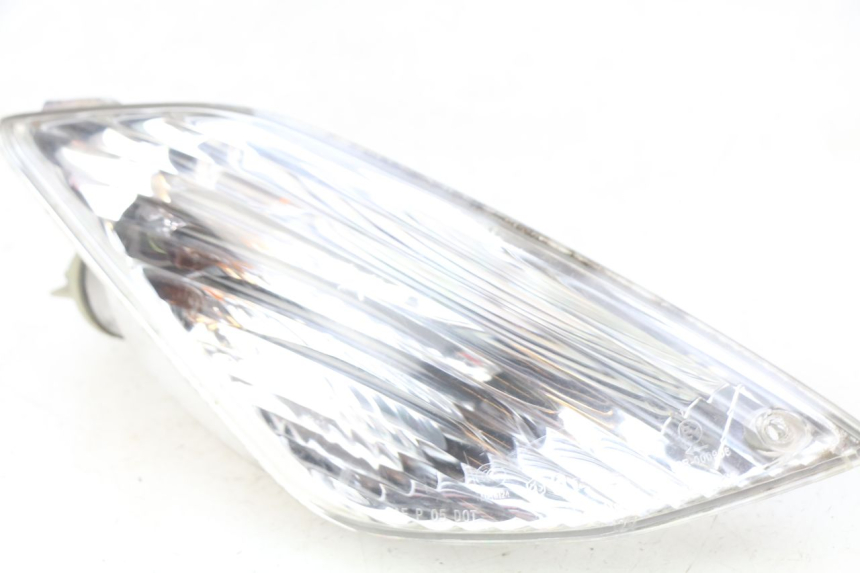 photo de CLIGNOTANT AVANT DROIT PIAGGIO FLY 100 (2006 - 2010) - Gros plan technique