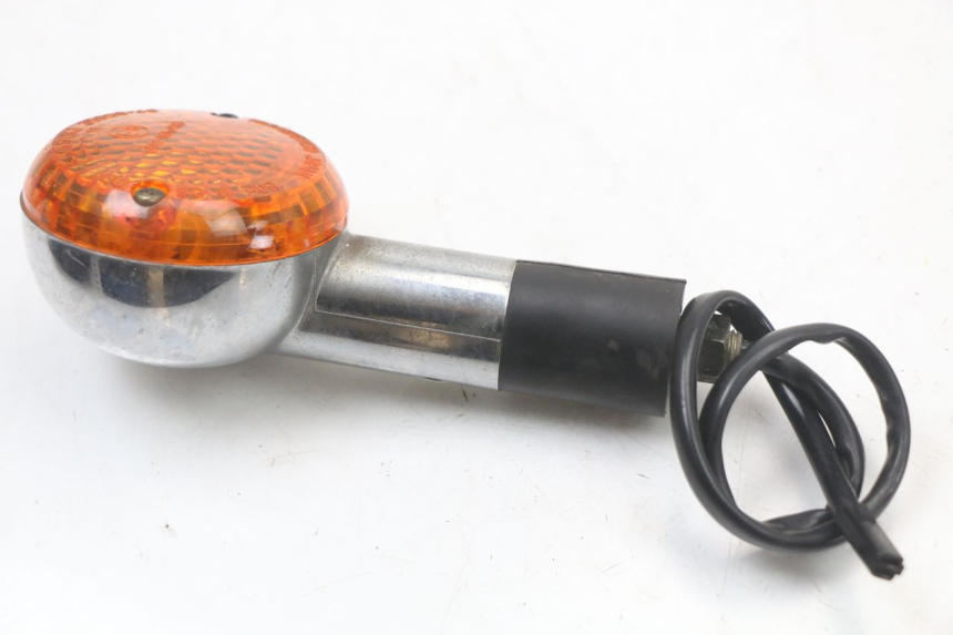 photo de CLIGNOTANT AVANT DROIT SUZUKI GZ MARAUDER 125 (1998 - 2004) - Gros plan technique