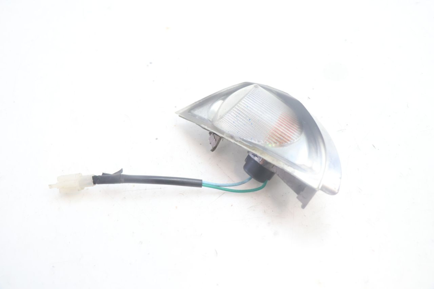 photo de CLIGNOTANT AVANT DROIT SYM MIO 50 (2005 - 2010) - Gros plan technique