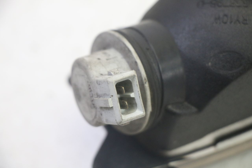 photo de CLIGNOTANT AVANT DROIT PIAGGIO MP3 125 (2006 - 2014) - Gros plan technique