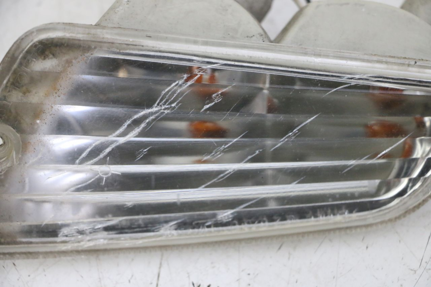 photo de CLIGNOTANT AVANT DROIT PIAGGIO VESPA GRANTURISMO 200 (2004 - 2005) - Détail de la pièce