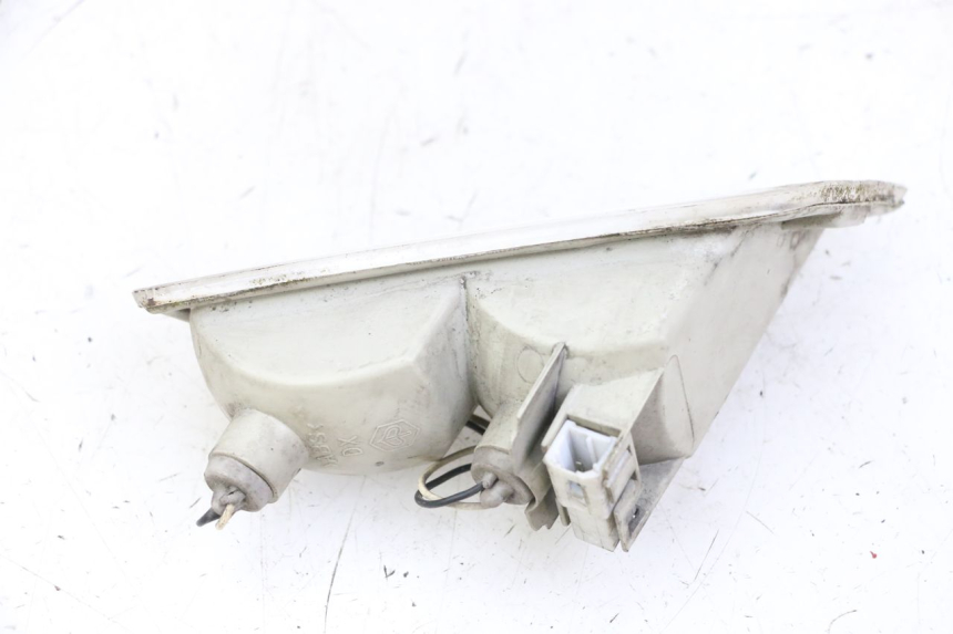 photo de CLIGNOTANT AVANT DROIT PIAGGIO VESPA GRANTURISMO 200 (2004 - 2005) - Gros plan technique