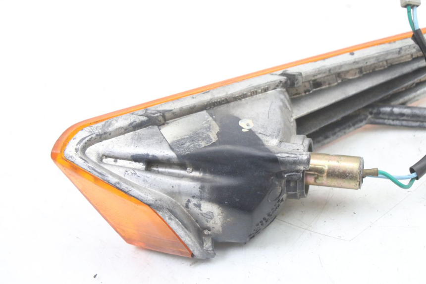 photo de CLIGNOTANT AVANT DROIT HONDA SCV LEAD 100 (2003 - 2007) - Points de fixation
