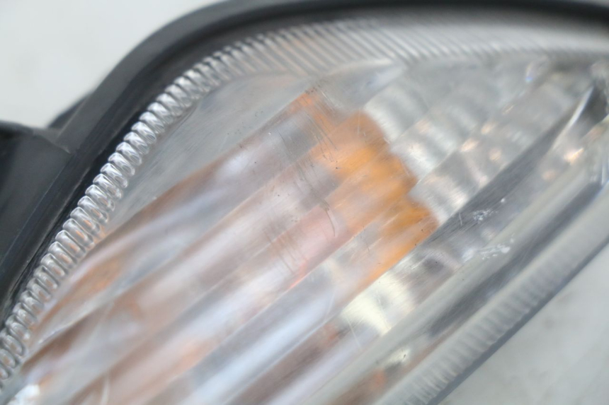 photo de CLIGNOTANT AVANT DROIT SUZUKI SIXTEEN 125 (2008 - 2010) - Autre angle de vue