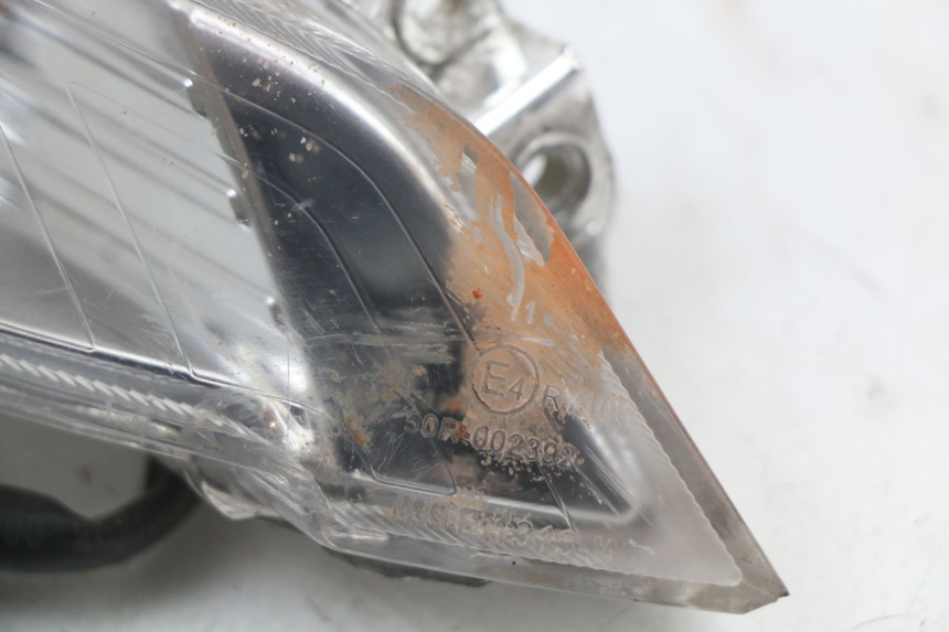 photo de CLIGNOTANT AVANT DROIT PEUGEOT TWEET 125 (2018 - 2021) - Autre angle de vue