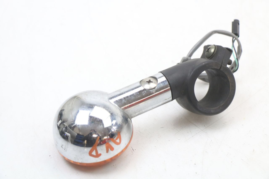 photo de CLIGNOTANT AVANT DROIT SUZUKI VL INTRUDER 125 (2004 - 2007) - Autre angle de vue