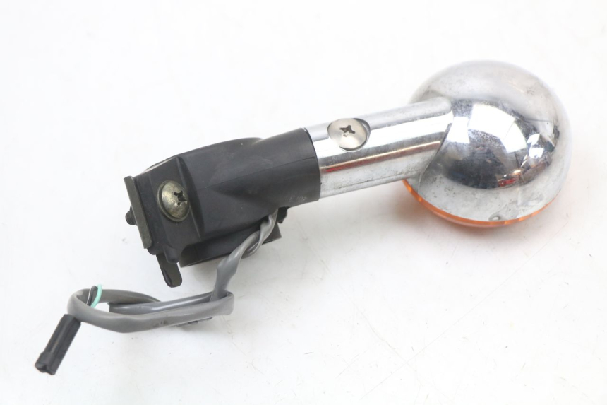 photo de CLIGNOTANT AVANT DROIT SUZUKI VL INTRUDER 125 (2004 - 2007) - Gros plan technique