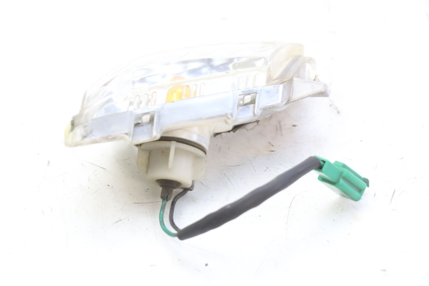 photo de CLIGNOTANT AVANT DROIT YAMAHA XMAX X-MAX 125 (2006 - 2009) - Gros plan technique