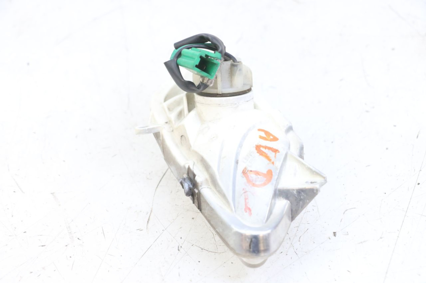 photo de CLIGNOTANT AVANT DROIT YAMAHA XMAX X-MAX 125 (2006 - 2009) - Autre angle de vue