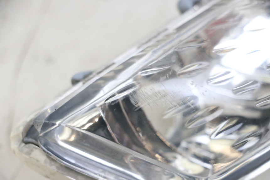 photo de CLIGNOTANT AVANT DROIT YAMAHA XMAX X-MAX 125 (2006 - 2009) - Autre angle de vue