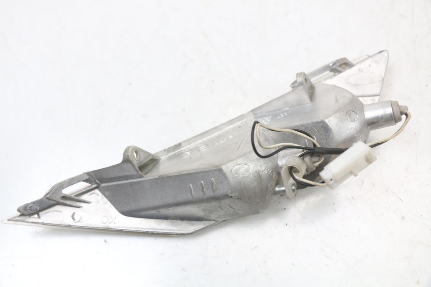 photo de CLIGNOTANT AVANT DROIT PIAGGIO X8 125 (2004 - 2007) - Autre angle de vue