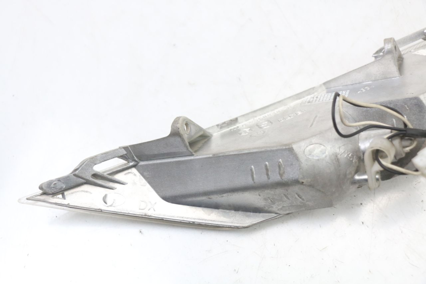 photo de CLIGNOTANT AVANT DROIT PIAGGIO X8 125 (2004 - 2007) - Gros plan technique