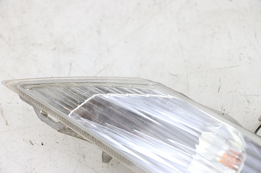 photo de CLIGNOTANT AVANT DROIT PIAGGIO X8 125 (2004 - 2007) - Autre angle de vue