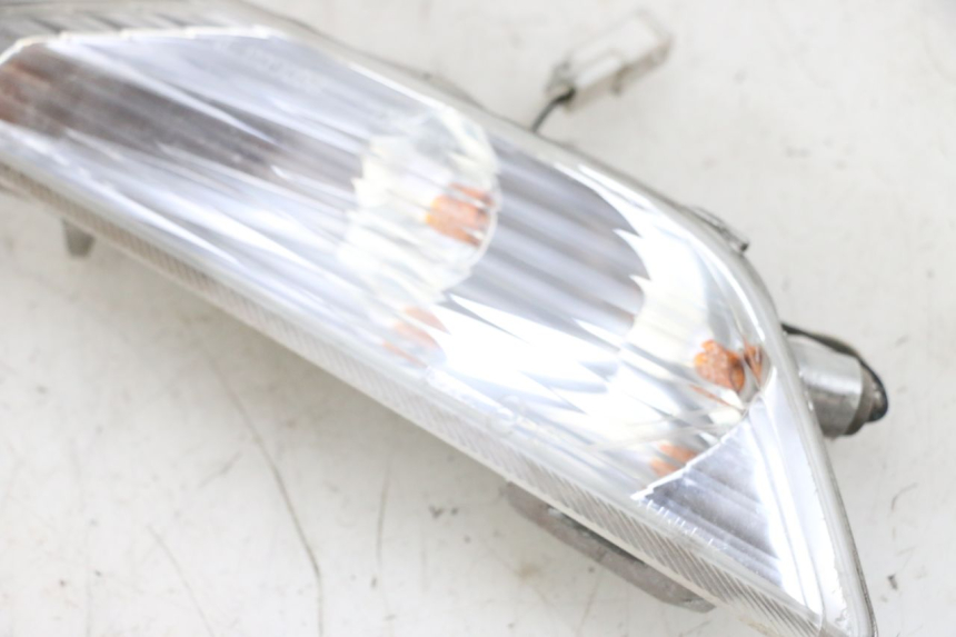 photo de CLIGNOTANT AVANT DROIT PIAGGIO X8 125 (2004 - 2007) - Gros plan technique