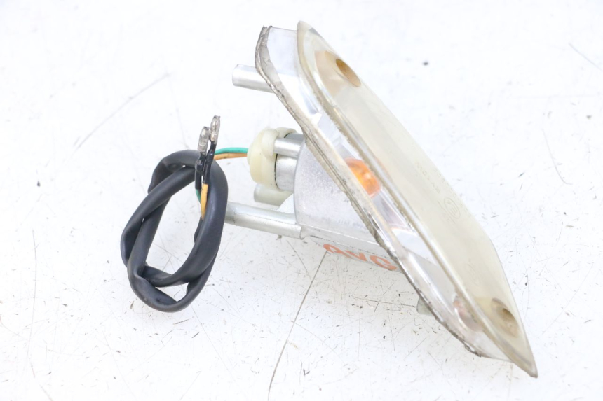 photo de CLIGNOTANT AVANT GAUCHE KYMCO AGILITY 4T 50 (2005 - 2018) - Gros plan technique