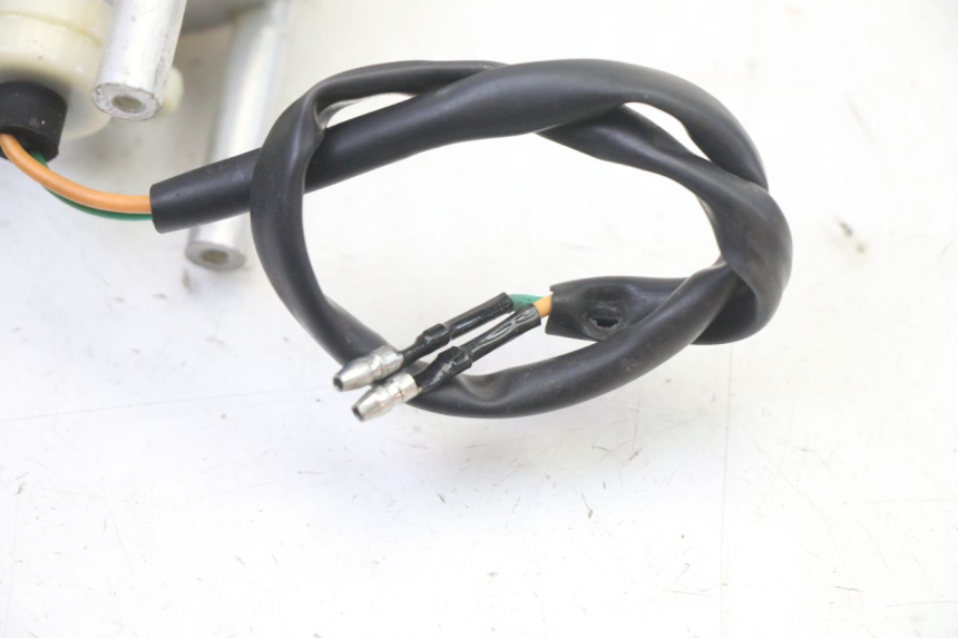 photo de CLIGNOTANT AVANT GAUCHE KYMCO AGILITY 4T 50 (2005 - 2018) - Gros plan technique