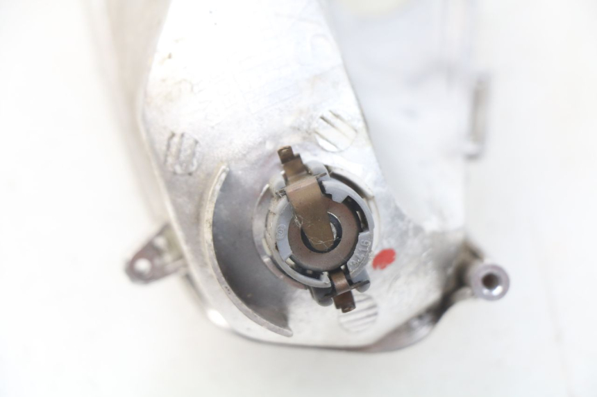 photo de CLIGNOTANT AVANT GAUCHE APRILIA ATLANTIC 125 (2003 - 2009) - Gros plan technique