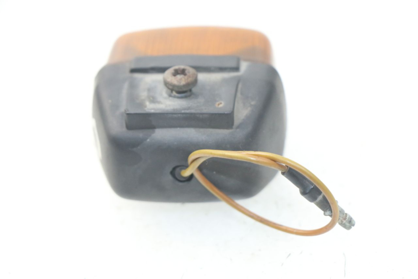 photo de CLIGNOTANT AVANT GAUCHE YAMAHA BW'S 50 (1999 - 2003) - Gros plan technique