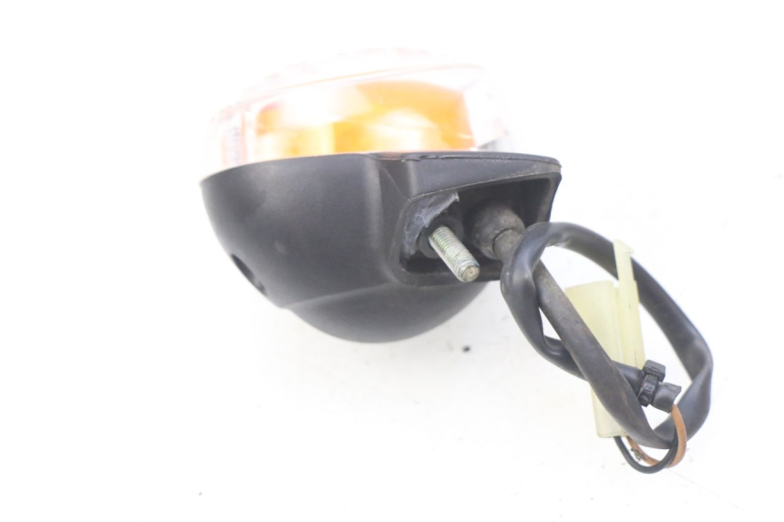 photo de CLIGNOTANT AVANT GAUCHE YAMAHA BW'S 50 (2004 - 2017) - Gros plan technique