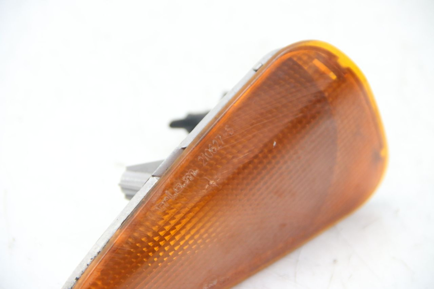 photo de CLIGNOTANT AVANT GAUCHE BMW C1 125 (2000 - 2003) - Gros plan technique