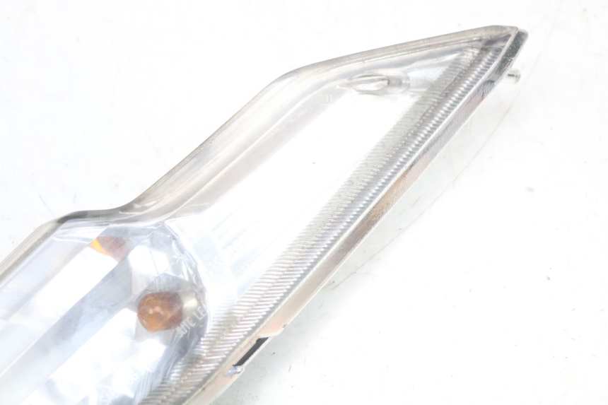 photo de CLIGNOTANT AVANT GAUCHE KYMCO DINK 4T 50 (2007 - 2018) - Gros plan technique